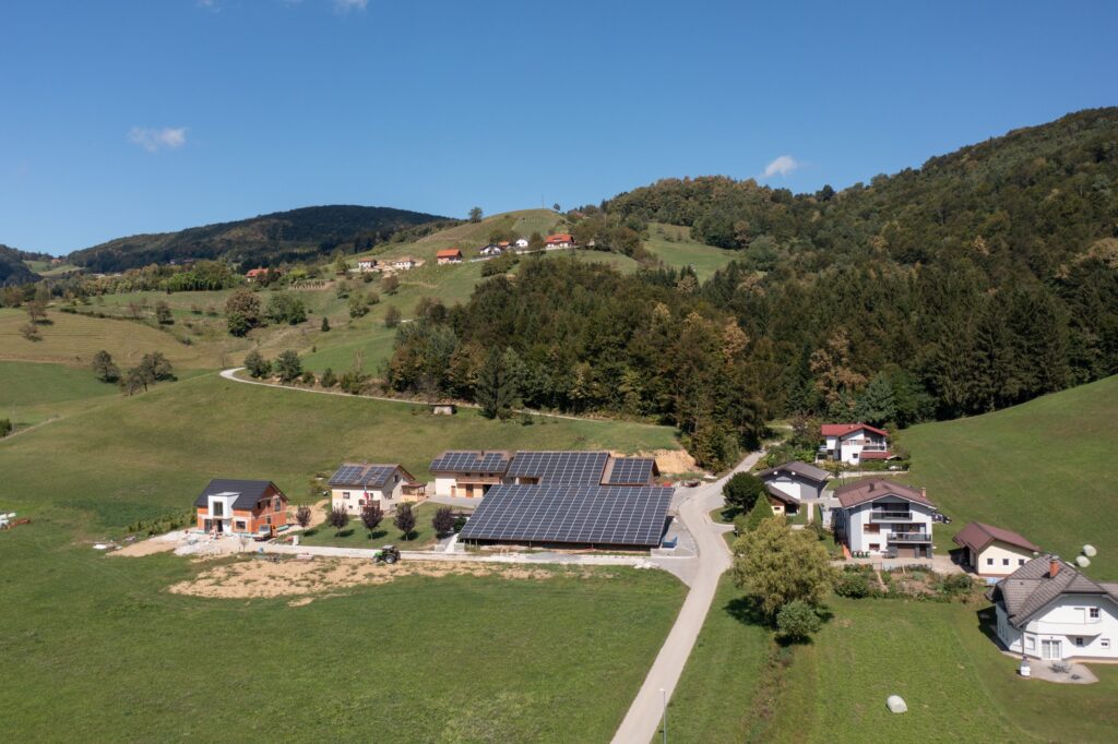 Hiša Bojana Podkrajška (SDS) je druga na levi in ima po uradnih podatkih 18,8 kvadratnega metra uporabne površine. Foto: Oštro