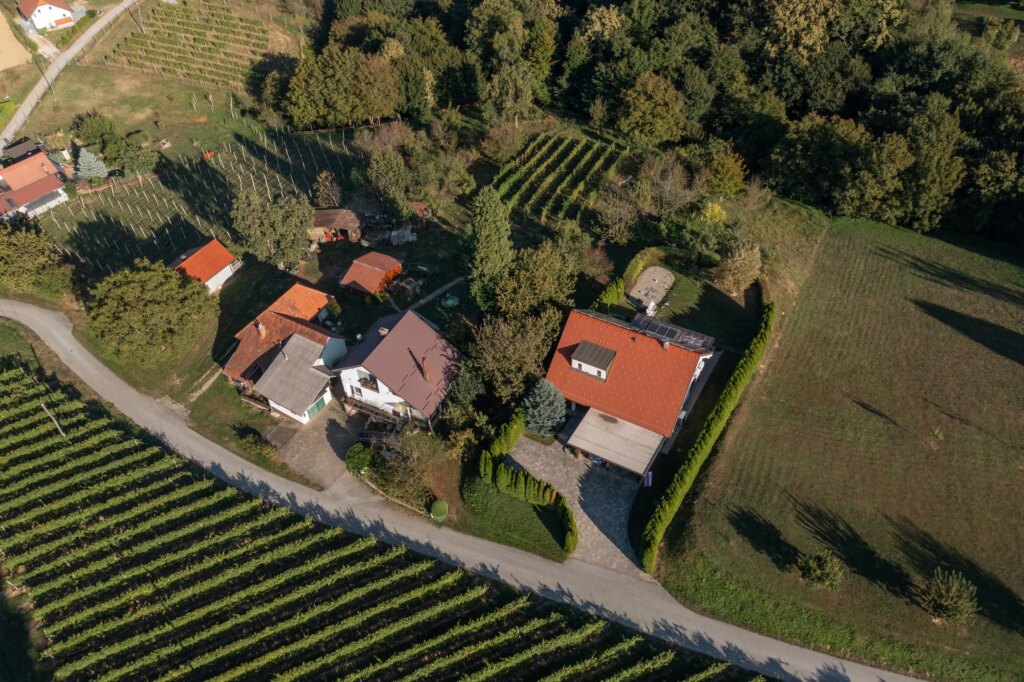 Družinska hiša poslanca Andreja Kosija (SDS) na desni je bila do leta 2014 uradno registrirana kot shramba za spravilo pridelkov. Foto: Oštro