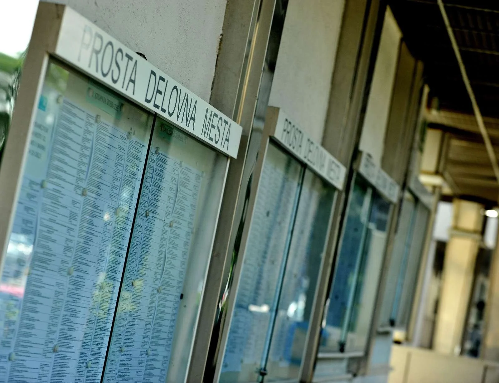 Število registriranih brezposelnih se od julija resda znižuje, toda konec oktobra jih je bilo kljub temu več kot marca, ko se je začela epidemija. Foto: Tamino Petelinšek/STA