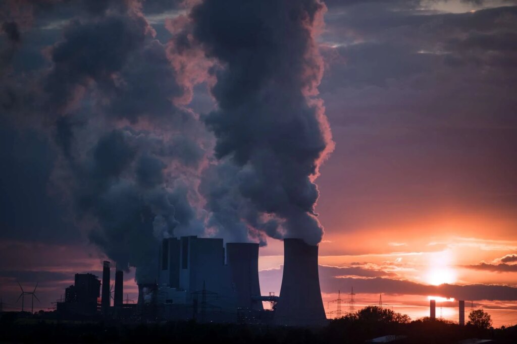 Po podatkih medvladnega panela za podnebne spremembe so v letu 2022 poleg rekordnih ravni CO2 v ozračju zaznali tudi najvišje vrednosti drugih dveh glavnih toplogrednih plinov, metana in dušikovega oksida. Foto: DPA/STA