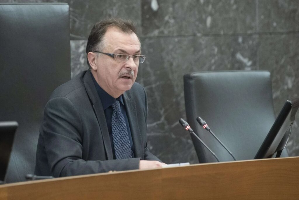 Pot v službo in nazaj z javnim prevozom bi Jožeta Tanka lahko stala največ 13 evrov na dan. Foto: Bor Slana/STA