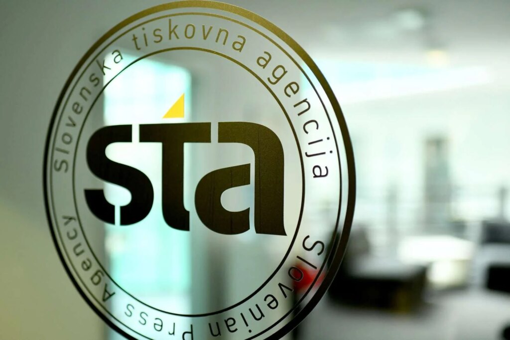 Slovenska tiskovna agencija je prek twitter profila @STA_novice med 3250 objavami le trikrat delila povezavo na spletna mesta drugih medijev, kaže naša analiza. FOTO: Tamino Petelinšek/STA