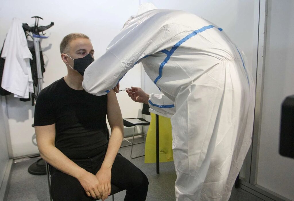 Avtorji študije, objavljene v znanstveni reviji Andrology, so vzrok za začasno zmanjšanje kakovosti sperme našli v imunskem odzivu na cepivo, med drugim v povišani telesni temperaturi in glavobolu. Foto: Tanjug/STA