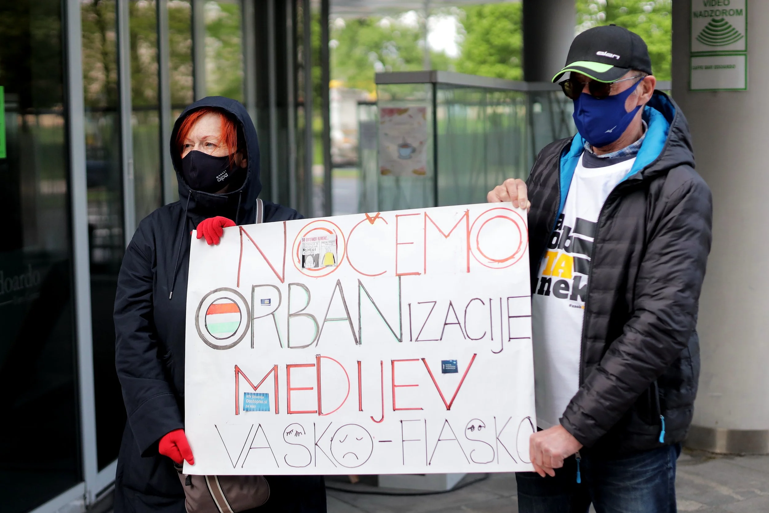Po javnomnenjski raziskavi Ogledalo Slovenije so Slovenci lani jeseni medijem zaupali bolj kot objavam na družbenih omrežjih, ki so med merjenimi uživala najmanj zaupanja. Foto: Daniel Novakovič/STA