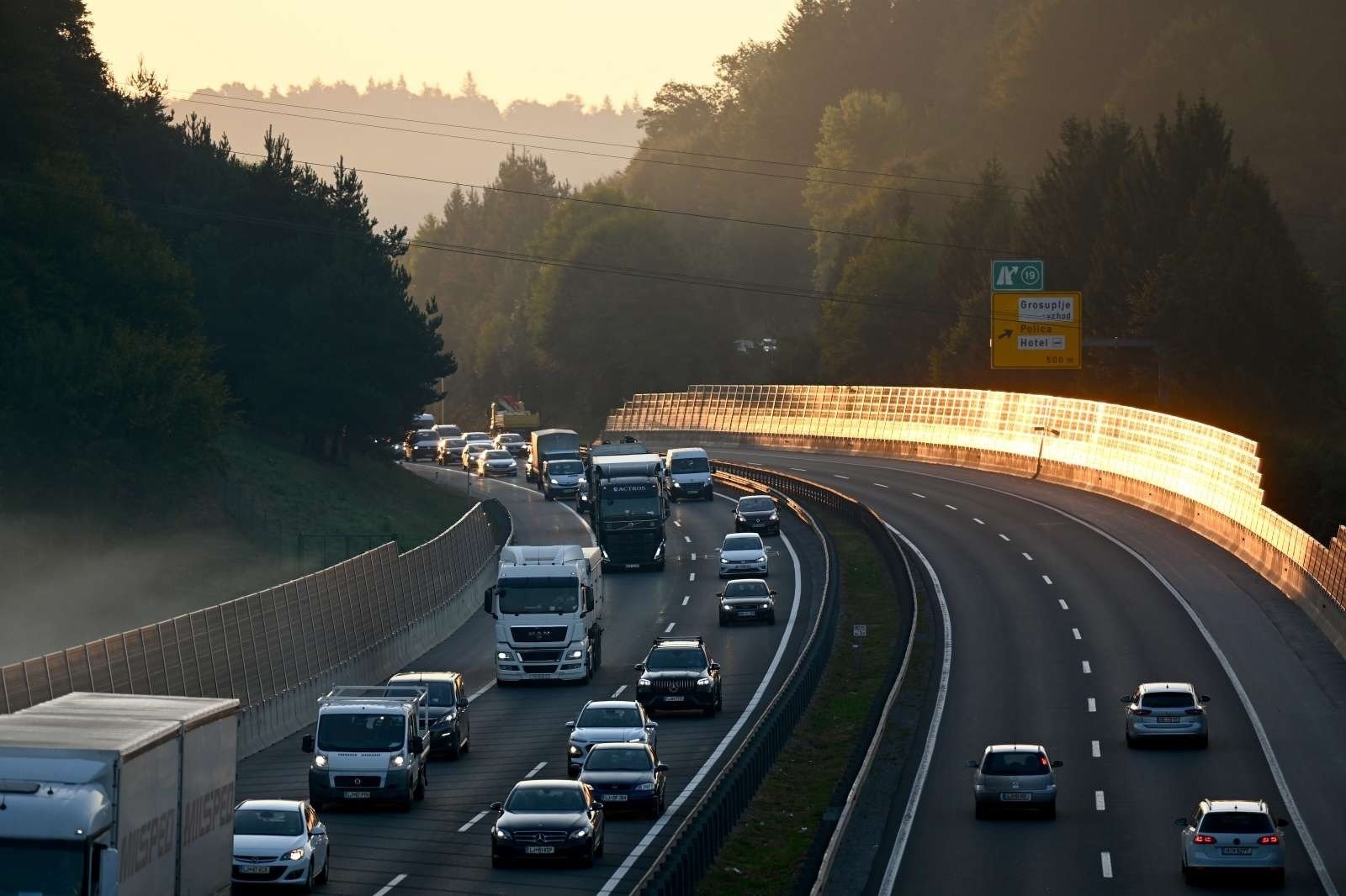 Po mnenju evropske komisije bi nova pravila glede vozniških dovoljenj izboljšala varnost udeležencev v prometu. Foto: Tamino Petelinšek/STA