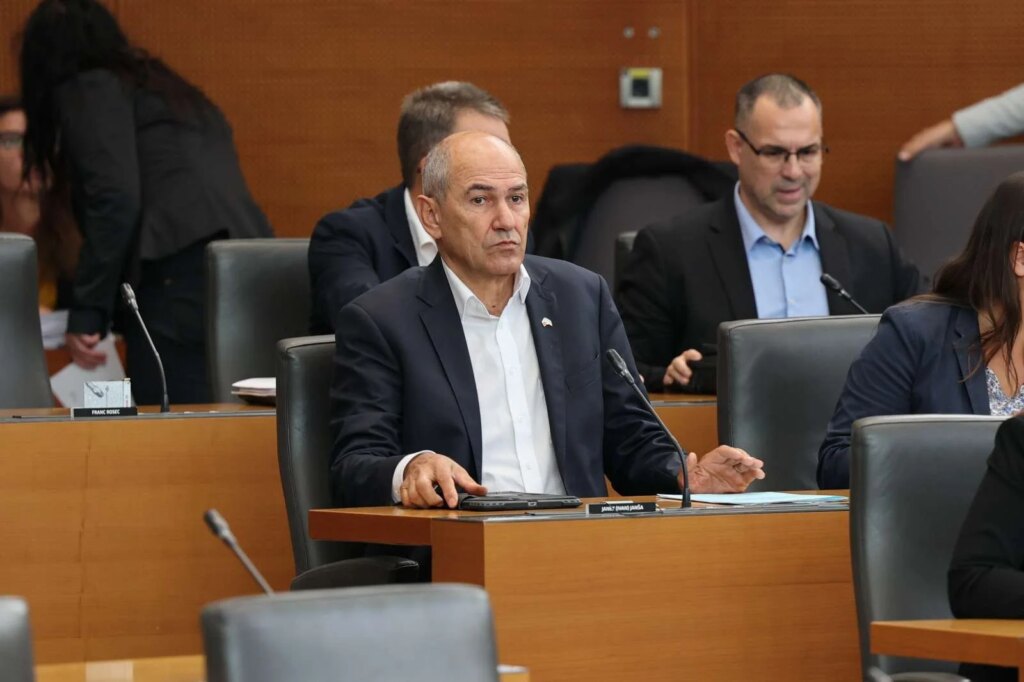 Štiri ministrice skupaj dobile več glasov kot polovica poslancev SDS