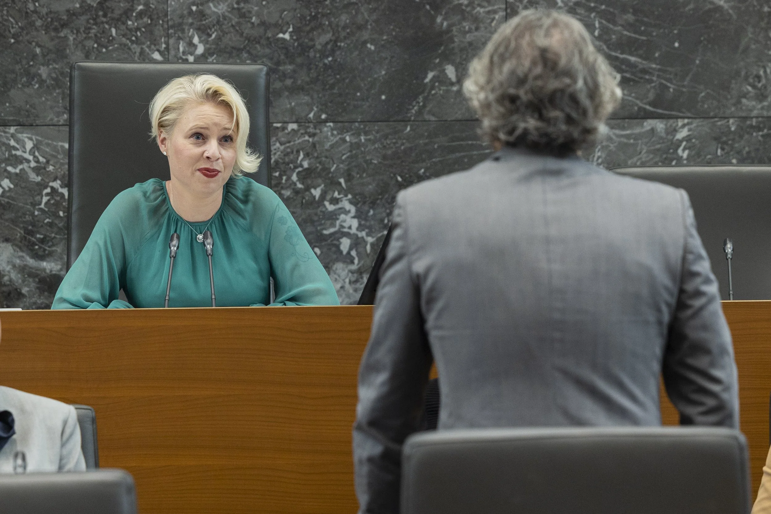 Predsednica državnega zbora Urška Klakočar Zupančič je 8. decembra v oddaji Tarča med drugim utemeljevala, da vlada Roberta Goloba ni izvajala političnega pritiska na policijo. Foto: Daniel Novakovič/STA