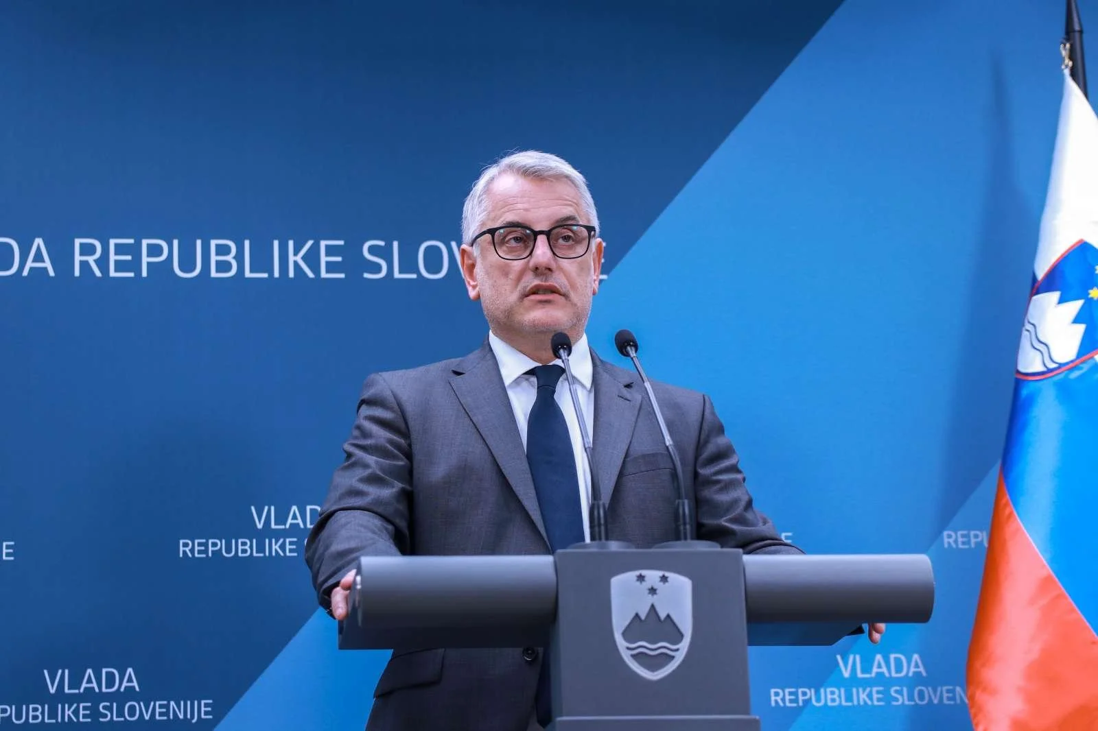 Gospodarski minister Matjaž Han je v Odmevih dejal, da 70 odstotkov slovenskih podjetij, ki niso zakupila električne energije za naslednje leto, plačuje štiri- do petkratnik lanske cene. Foto: Nace Hočevar/STA