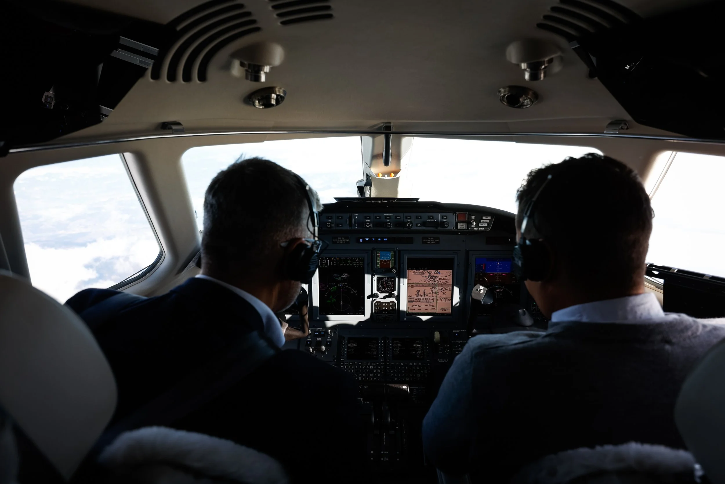 Po ugotovitvah poročila evropske nevladne organizacije Transport & Environment iz leta 2021 zasebna letala povzročijo desetkrat več izpustov CO2 na potnika kot komercialna potniška letala. Foto: Anže Malovrh/STA