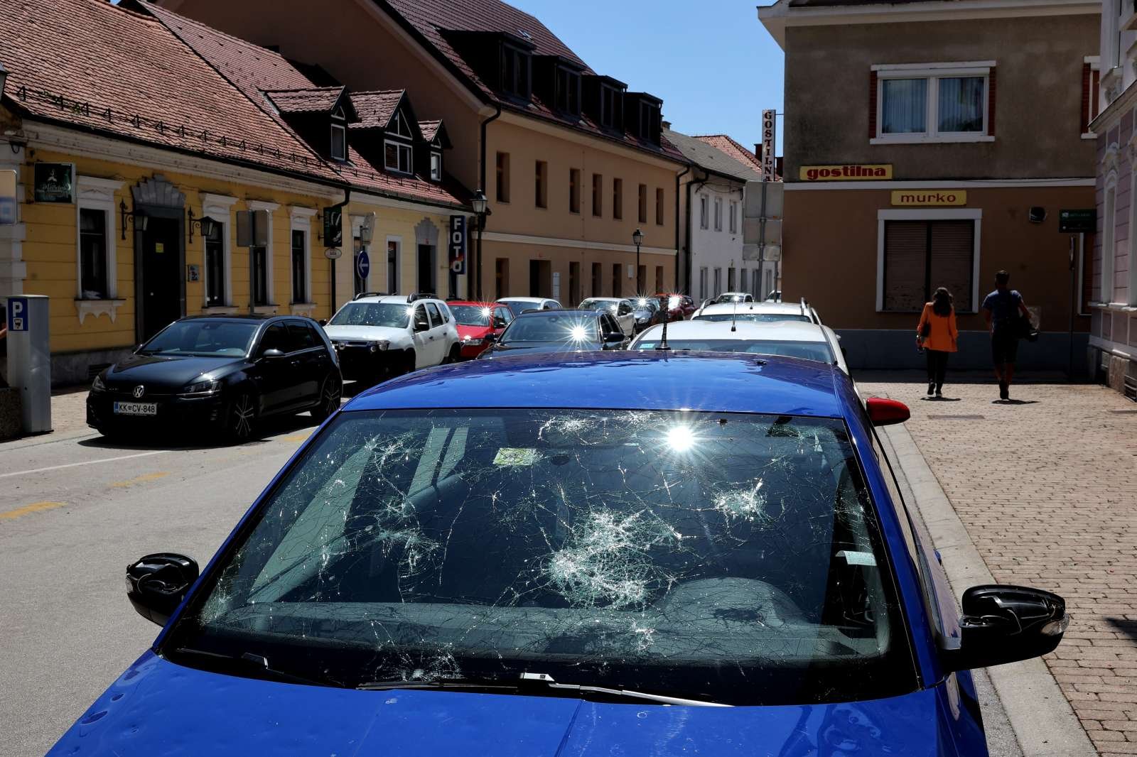 Državni sekretar, pristojen za koordinacijo uprave za zaščito in reševanje, Rudi Medved je na tiskovni konferenci povedal, da je toča 13. julija v Krškem poškodovala več avtomobilov in več sto objektov. Foto: Daniel Novakovič/STA