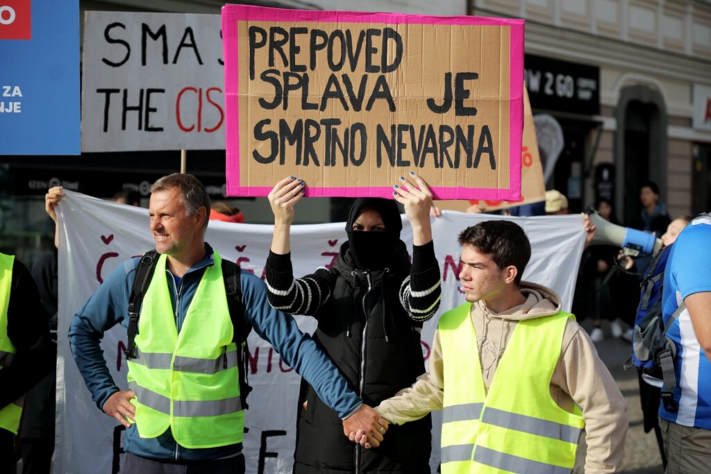 Svetovna zdravstvena organizacija je junija 2020 v začasnih smernicah za vzdrževanje osnovnih zdravstvenih storitev med epidemijo covida-19 opozorila, da bi lahko 10-odstotno zmanjšanje storitev spolnega in reproduktivnega zdravja v naslednjem letu povzročilo okrog 3,3 milijona nevarnih splavov in 29 tisoč dodatnih smrti mater. Foto: Daniel Novakovič/STA