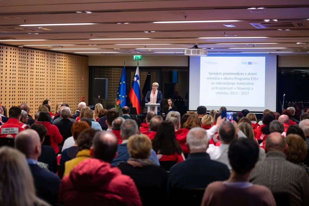 Po analizi socialnovarstvenih programov za leto 2015 je bilo 81,6 odstotka izvajalcev teh programov prostovoljcev. Foto: Boštjan Podlogar/STA