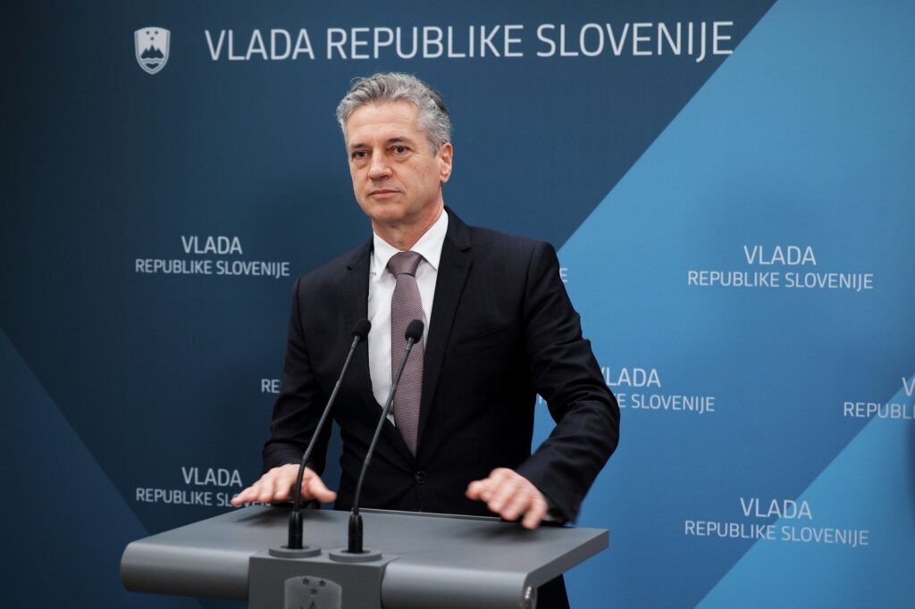 Golob neutemeljeno o številu prebivalcev, ki potrebujejo računalnik