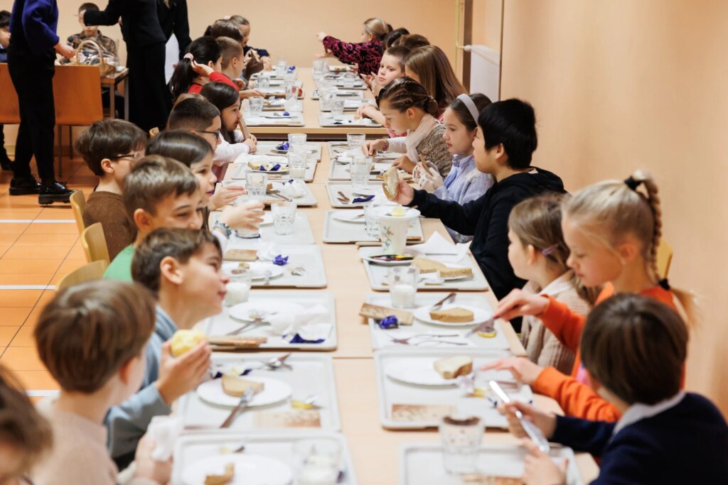 Po zakonu o organizaciji in financiranju vzgoje in izobraževanja so cilji vzgojno-izobraževalnega sistema med drugim vzgoja za medsebojno strpnost, razvijanje zavesti o enakopravnosti spolov in spoštovanju drugačnosti, sodelovanje z drugimi ter spoštovanje otrokovih in človekovih pravic in temeljnih svoboščin. Foto: Nebojša Tejić/STA