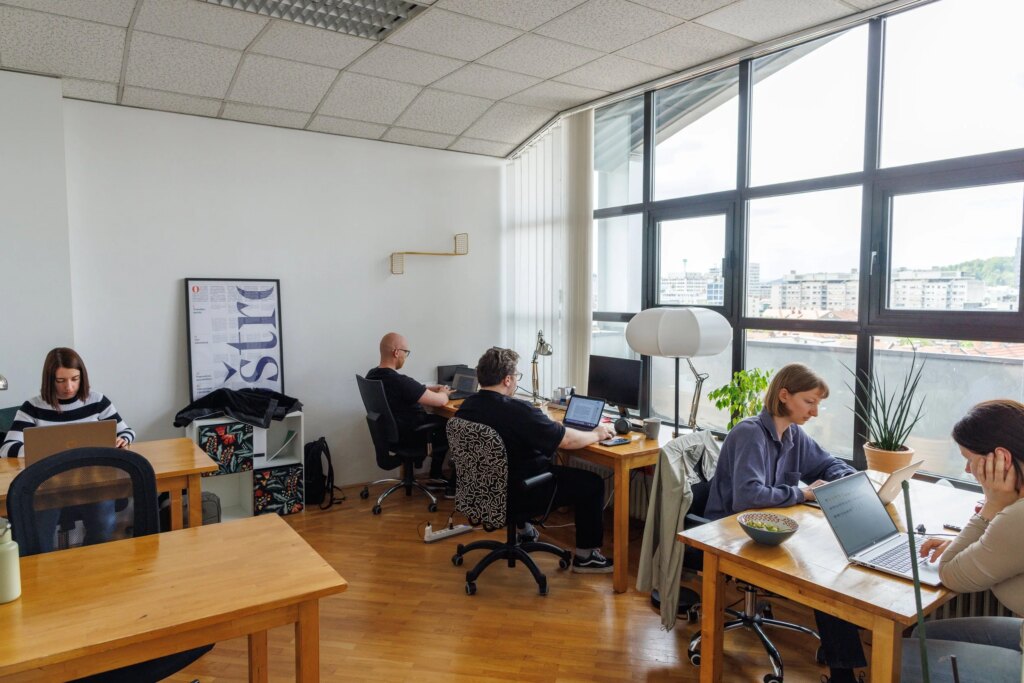 Novinarji projekta Razkrinkavanje.si bodo v živo spremljali štiri soočenja kandidatov pred evropskimi volitvami. Foto: Matej Povše/Oštro