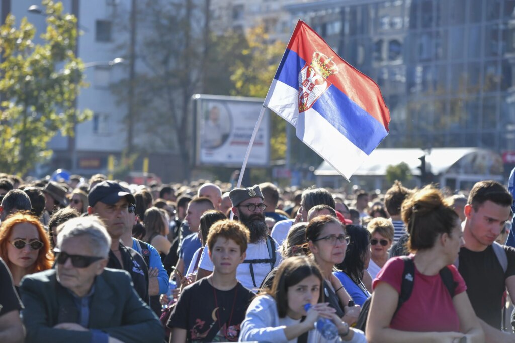 Protestniki že več kot eno leto na ulicah od oblasti terjajo odgovornost za zrušenje nadstreška železniške postaje v Novem Sadu. Foto: Tanjug/STA