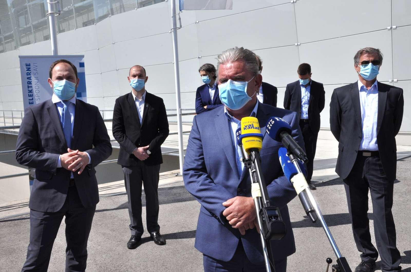 Minister za okolje in prostor Andrej Vizjak trdi, da društvo za preučevanje rib pri nasprotovanju gradnji HE Mokrice zlorablja zakonodajo, toda upravno sodišče je argumentom društva pritrdilo in razveljavilo okoljevarstveno soglasje k projektu. Društvo pri tem opozarja, da je bil Vizjak septembra 2014 zaposlen v družbi Hess, kjer je bil odgovoren prav za projekt gradnje HE Mokrice. Foto: Rasto Božič/STA