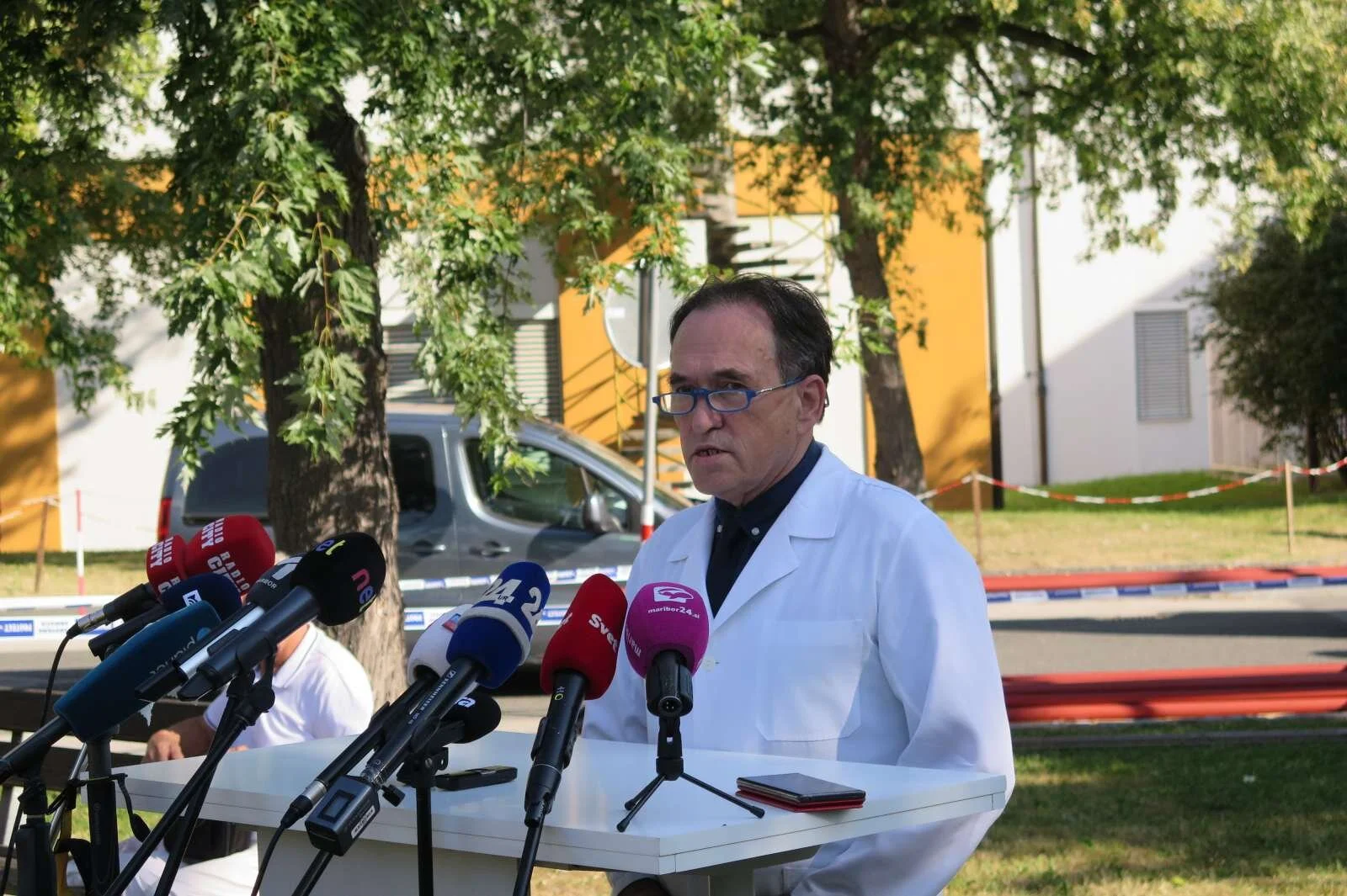 Širjenje teorij zarote je po besedah direktorja mariborskega kliničnega centra Vojka Flisa vplivalo na nespoštovanje ukrepov za zajezitev novega koronavirusa. Foto: Andreja Seršen Dobaj/STA