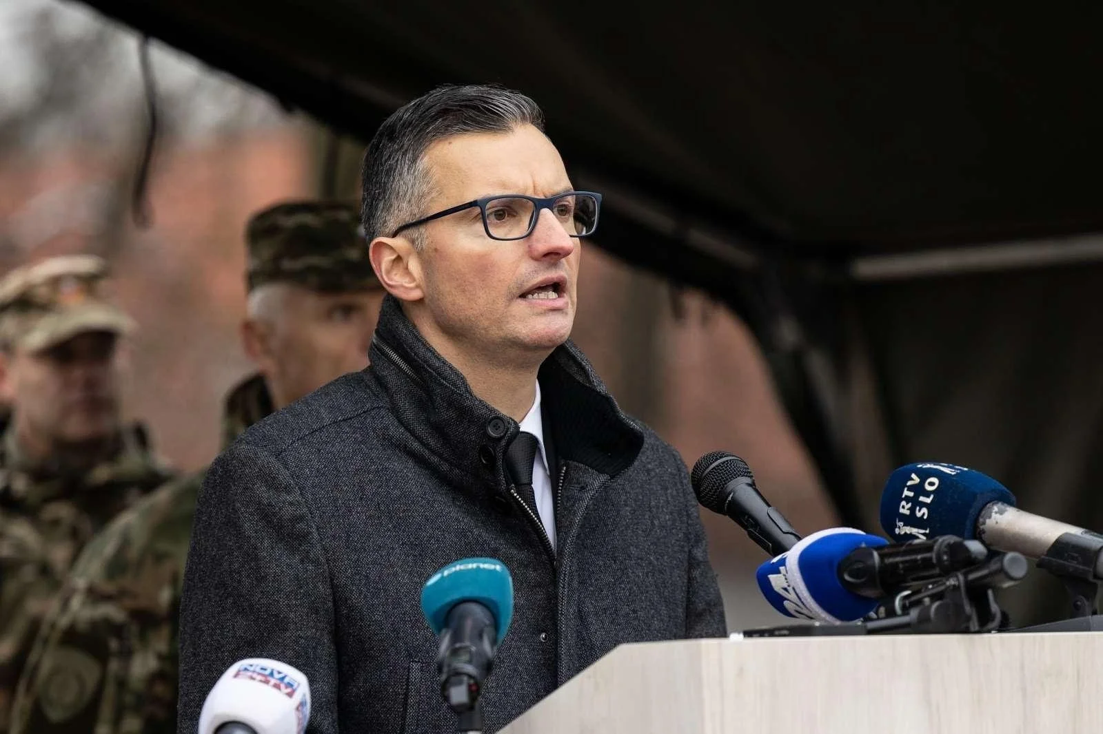 Ukrepi za popolnitev kadrov slovenske vojske po besedah obrambnega ministra Marjana Šarca zajemajo pospešitev zdravniških pregledov, več mest na letnih taborih in omogočen vstop v vojsko tudi za tiste brez srednješolske izobrazbe. Foto: Kaja Kodba/STA