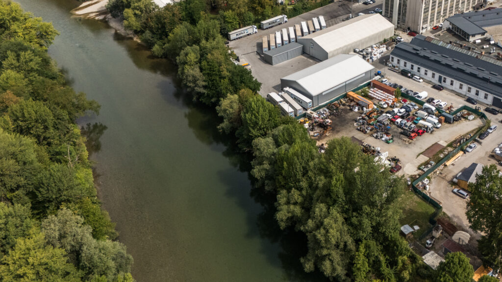 Image for Avtogrob: Kar sedem neprijavljenih avtomobilskih odpadov v bližini rek in kopališč